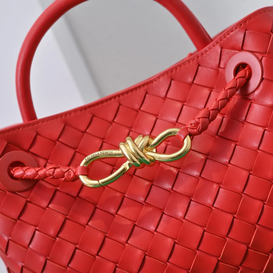 Batch 1860 B's 2023 spring and summer new model continues the brand's woven style with detailed metal knot switch buckles. This time, the shoulder straps are also made into tube weaves, showing different craftsmanship. The carrying method is versatile to create more different looks. Intrecciato woven leather small handbag, equipped with sliding crossbody strap. Internal compartments, including 1 zipper pocket and 2 open pockets with magnetic buckle closure. Size: 25*20*10cm, model: 7463#